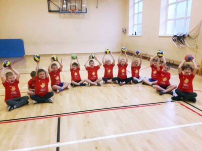 Najmłodsi uczniowie jedynki „Grają w Ręczną”