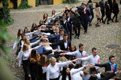 100 par zatańczyło dzisiaj poloneza na dziedzińcu oleśnickiego zamku