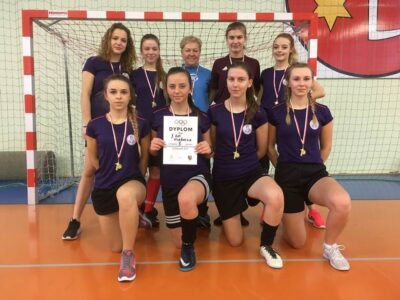 Uczennice jedynki zwyciężyły w halowej piłce nożnej dziewcząt