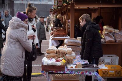Trwa oleśnicki jarmark bożonarodzeniowy. Rozstrzygnięto też konkurs na ozdobę świąteczną