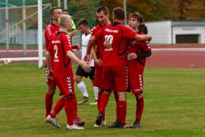 Piłkarskie emocje na koniec jesieni na stadionie przy ul. Brzozowej