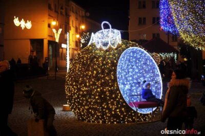 Miasto w świątecznej odsłonie. Trwa montaż dekoracji [ZOBACZCIE ZDJĘCIA]