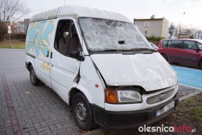 Wrak dostawczego busa straszy na parkingu przy stawach