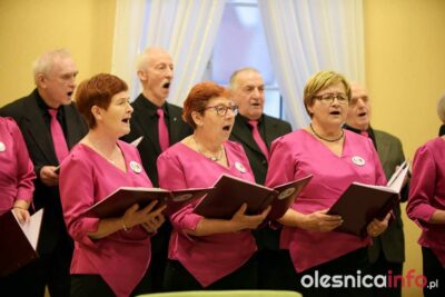 Chór Oleśnickiego Uniwersytetu III Wieku zaśpiewał oleśnickim radnym