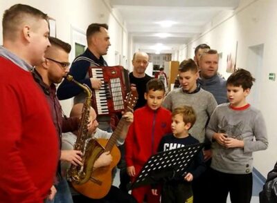 Z kolędą i prezentami zawitali na szpitalnym oddziale