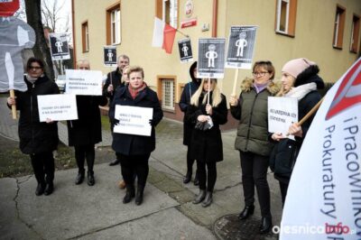 Protest pracowników Prokuratury Rejonowej w Oleśnicy. Domagają się podwyżek! [ZDJĘCIA]