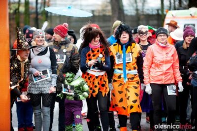 Pobiegli dla Orkiestry w karnawałowych strojach