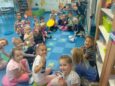 Przedszkolaki z Dobroszyc grają w warcaby i uczą się w ten sposób logicznego myślenia