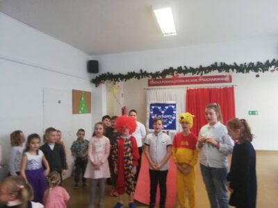 Uroczyste obchody Dnia Babci i Dziadka w Zbytowej