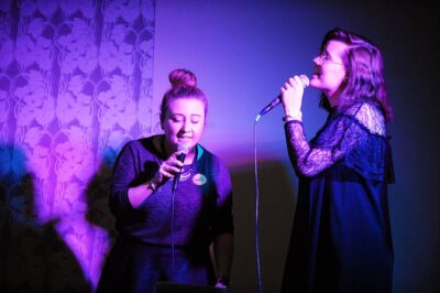 Organizatorzy i osoby wspierające Orszak kolędowali w bibliotece. Jutro Orszak ruszy ulicami miasta