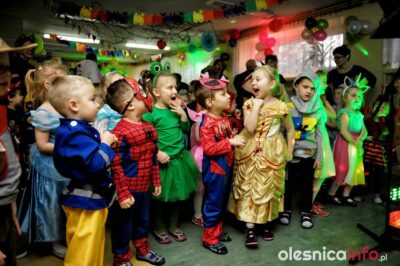 Dzieci z Przedszkola nr 6 na balu karnawałowym