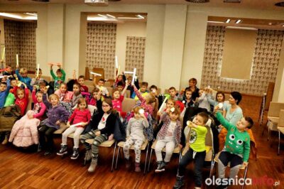 Policja edukuje dzieci na temat odblasków