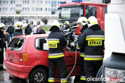 Symulacja wypadku. Strażacy pokazują, jak działają w razie wypadku