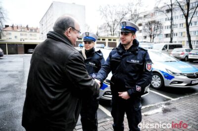 Burmistrz przekazał policjantom drogówki kluczyki do nowych radiowozów [ZDJĘCIA]