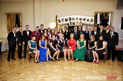 Uczniowie z Bierutowa bawią się na studniówce