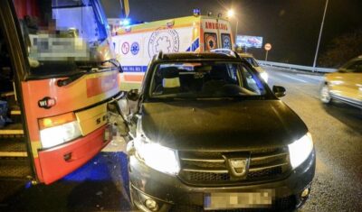 Zderzenie osobówki z autobusem przy Dobroszyckiej