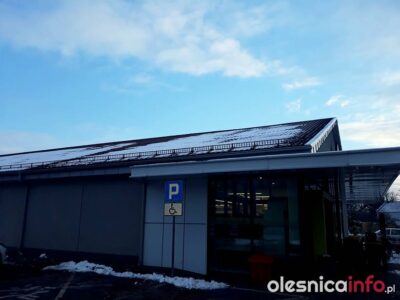 [AKTUALIZACJA] Śnieg na budynku sklepu. Biedronka odpowiada