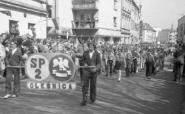 PL_1027_3_3_2_336 - Przedstawiciele Szkoly Postawowej nr 2 na pochodzie pierwszomajowym, 1977