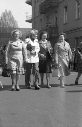 PL_1027_3_3_2_343 - W czasie pochodu pierwszomajowego, 1977