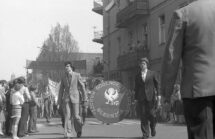 PL_1027_3_3_2_344 - Liceali ci z I Liceum Ogólnokszta c cego w czasie pochodu pierwszomajowego, 1977