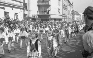 PL_1027_3_3_2_352 - Dziecie w strojach ludowych w czasie pochodu pierwszomajowego, 1977