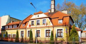 Zdjęcie przedstawia budynek. To Przedszkole nr 1 w Oleśnicy na ul. Kilińskiego.