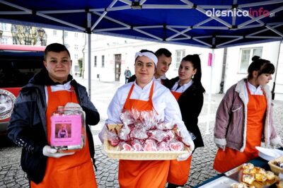 Młodzi cukiernicy na kiermaszu dla małego Jasia
