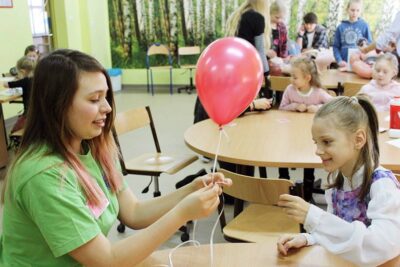 Kandydaci na uczniów i ich rodzice zwiedzali szkołę