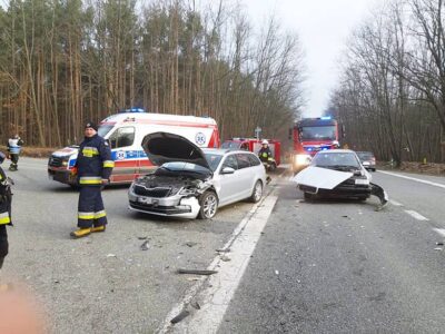 Zderzenie dwóch osobówek na drodze ostrowskiej
