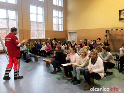 Służby Ratownicze szkolą nauczycieli i personel w SP 2