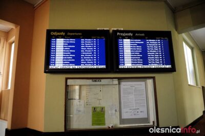 Dworzec czeka remont, ale nowoczesne tablice już są