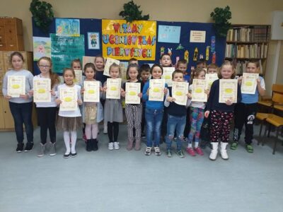 Pierwszaki z dwójki pasowane na czytelników