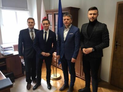 Poseł rozmawia o dworcu i związku metropolitalnym