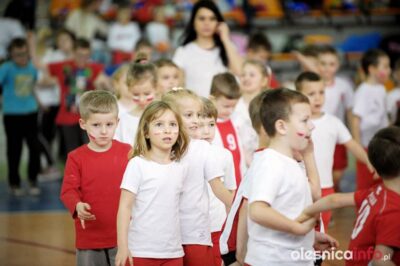 Igrzyska sportowe w SP 1 w Oleśnicy z okazji pierwszego dnia wiosny