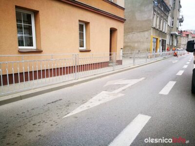 Barierki mają uniemożliwić pieszym przechodzenie w niedozwolonym miejscu