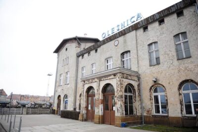 Pasażerowie denerwują się na zamknięte kasy biletowe, a przewoźnik milczy