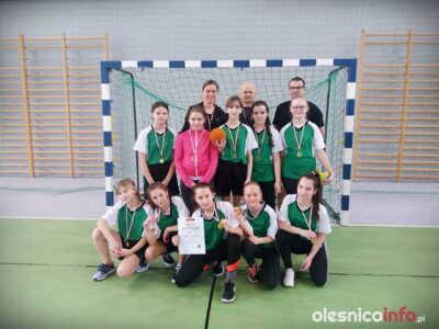 Gminna podstawówka mistrzem powiatu w piłce ręcznej dziewcząt