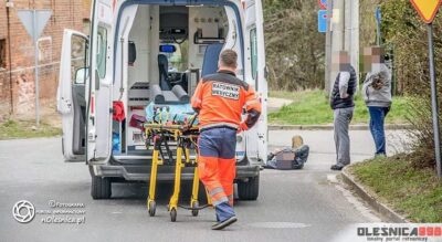 Rowerzysta uderzył w passata. Mężczyzna trafił do szpitala