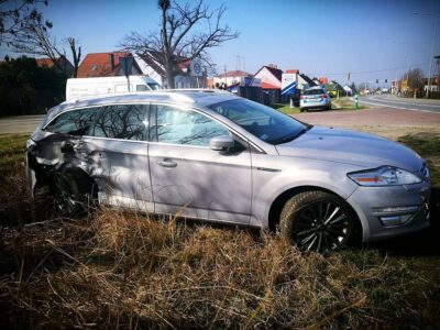 Kolizja dwóch aut w Smardzowie. Droga jest przejezdna! [ZDJĘCIA]