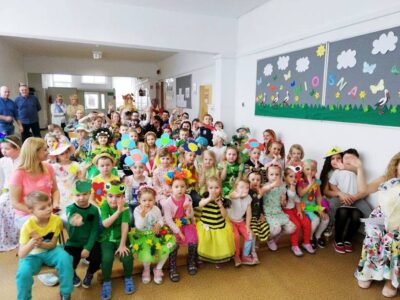 Przedstawienie, piosenki i tańce dla pani wiosny