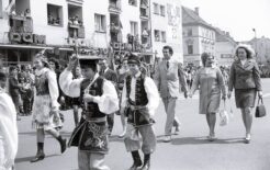 1Maja_OlesnicaPL_1027_3_3_2_65 - Defilada MDK podczas obchodów wi ta 1 maja 1974. Z ty u id dyrektor MDK Henryk Paszkowski i Halina Paszkowska-20190430