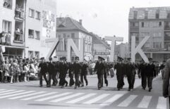 1Maja_OlesnicaPL_1027_3_3_2_67 - Delegacja ZNTK w czasie pochodu pierwszomajowego 1974-20190430