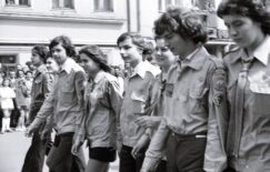 1Maja_OlesnicaPL_1027_3_3_2_72 - Delegaci ZHP podczas pochodu pierwszomajowego 1974-20190430