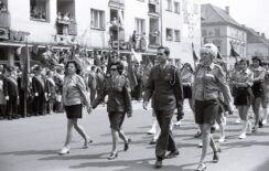 1Maja_OlesnicaPL_1027_3_3_2_73 - Delegacja ZHP w czasie pochodu pierwszomajowego 1974-20190430