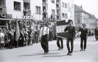 1Maja_OlesnicaPL_1027_3_3_2_75 - Delegacja w czasie pochodu pierwszomajowego 1974-20190430