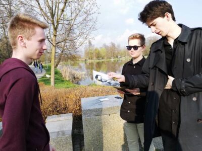 Licealiści przedstawiają postać posła i walczą o mandaty