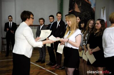 Prymusi z oleśnickiej jedynki nagrodzeni [NAZWISKA UCZNIÓW]