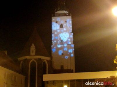 Wielkanocna iluminacja wieży kościoła