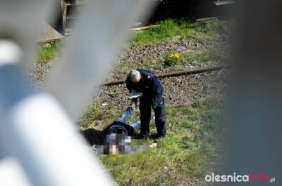 Młody mężczyzna skoczył z kładki przy dworcu PKP. Jego stan jest ciężki