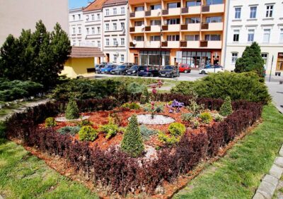 Ozdobne klomby pojawiają się w kolejnych punktach miasta